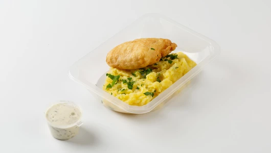 Филе-кусочки трески атлантической в кляре с картофельным пюре и чесночным соусом Филе-кусочки трески атлантической в кляре с картофельным пюре и чесночным соусом