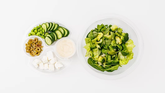 Салат "Зеленый" с брынзой, эдамаме и медово-горчичным соусом