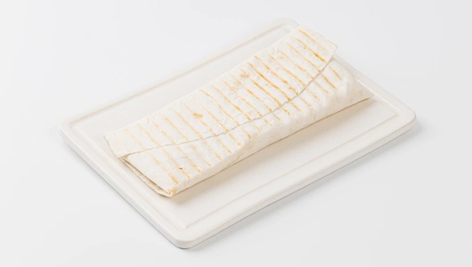 Сэндвич-гриль с хумусом и болгарским перцем в лаваше, кафе