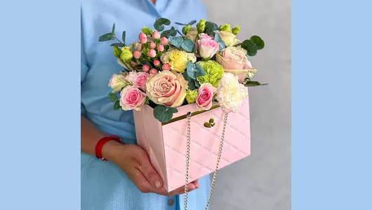 Цветы в&nbsp;сумочке Комплимент королеве FMART by flowwow