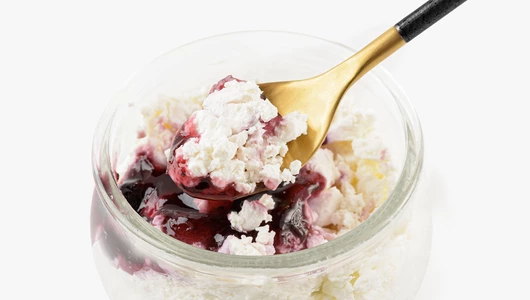 Творог рассыпчатый "Черная смородина" 4%