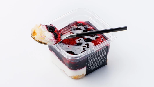 Десерт "Бонфуа" с лесными ягодами и крем-чиз Десерт "Бонфуа" с лесными ягодами и крем-чиз