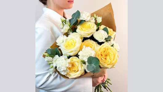 Авторский букет из&nbsp;кремовой розы, гвоздики и&nbsp;лизиантуса "Нежность в&nbsp;сердце" FMART by flowwow