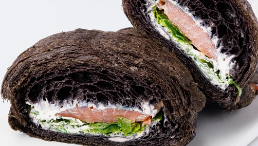 Черный круассан с форелью и творожным сыром, кафе