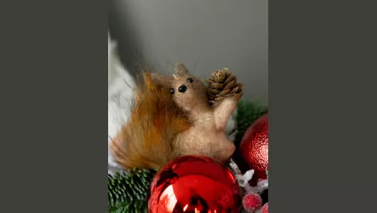 Зимняя композиция с&nbsp;белочкой, в&nbsp;декоративном стаканчике