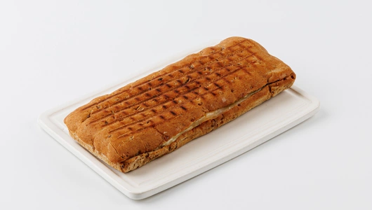 Панини с курицей-гриль, моцареллой и огуречным релишем, кафе Панини с курицей-гриль, моцареллой и огуречным релишем, кафе