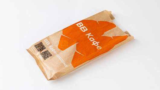 Сэндвич ролл с курицей, вешенками и соусом том ям на гриле, кафе