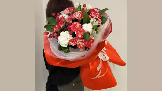 Букет с&nbsp;кустовой розой в&nbsp;ярком оформлении FMART by flowwow