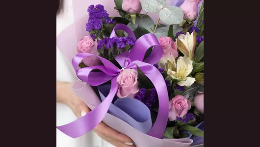 Букет из&nbsp;роз и&nbsp;альстромерии