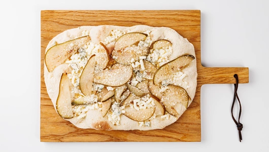 Пицца римская с грушей и сыром с голубой плесенью, зам.