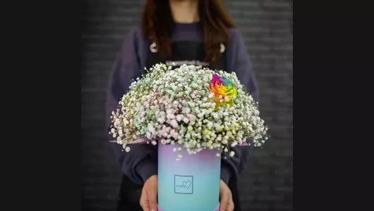 Букет из гипсофилы и крашеной розы в шляпной коробке Букет из гипсофилы и крашеной розы в шляпной коробке