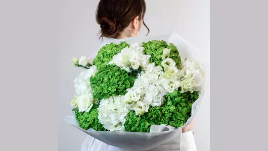 Авторский букет из&nbsp;белых и&nbsp;зелёных гортензий и&nbsp;лизиантуса "Нежность природы" FMART by flowwow