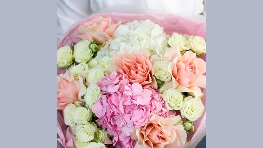 Авторский букет «Элегия» с&nbsp;кустовой розой и&nbsp;гортензией FMART by flowwow