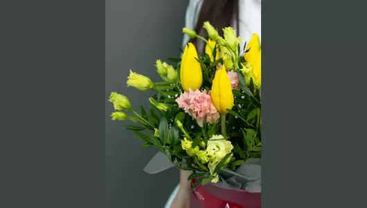 Шляпная коробка из&nbsp;тюльпанов и&nbsp;эустомы