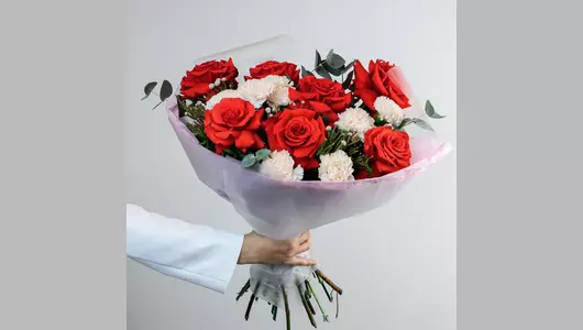 Авторский букет из&nbsp;французских роз, гвоздики и&nbsp;брунии "Алый шик" FMART by flowwow