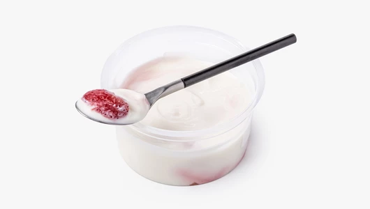 Йогурт сливочный со свежей клубникой 5%