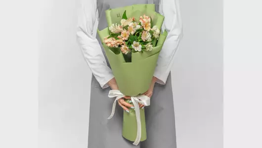 Букет из&nbsp;7 альстромерий нежный микс в&nbsp;оформлении