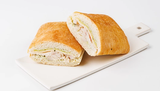 На гриле: Чиабатта с куриным филе и соусом "Песто"