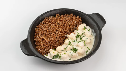 Фрикадельки в сливочно-перечном соусе с гречкой