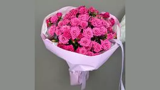 Букет из&nbsp;малиновых кустовых роз FMART by flowwow