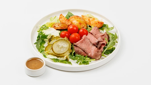 Салат с ростбифом, картофелем бэби и кунжутным соусом