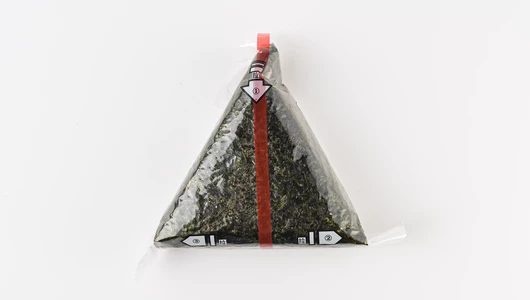 Онигири с форелью спайси