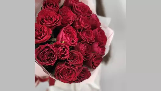 Очаровательный букет из&nbsp;красных роз "Поцелуй" FMART by flowwow