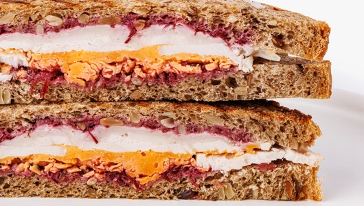 Сэндвич-гриль с индейкой, сыром и клюквой