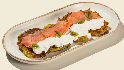 Кабачковые оладьи с лососем и сыром страчателла