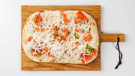 Пицца с форелью, креветкой и брокколи с лимонно-горчичным соусом, зам.