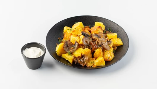 Картофель жаренный с грибами, зеленью и сметаной