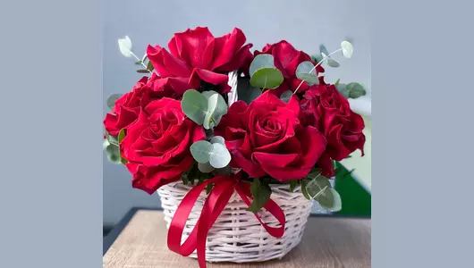 Корзина с&nbsp;французскими розами FMART by flowwow