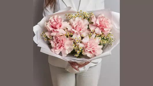Французские розы и&nbsp;кустовые ромашки в&nbsp;букете «Воздушный поцелуй» FMART by flowwow