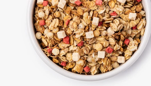 Гранола с&nbsp;бананом и&nbsp;клубникой