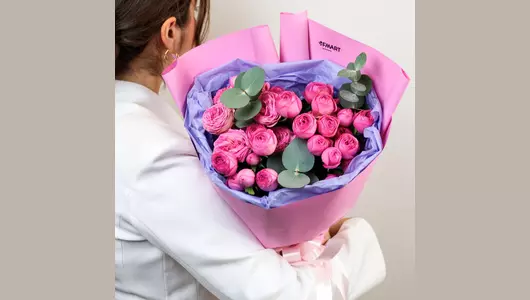 Авторский букет «Жизель» из&nbsp;розовых кустовых роз и&nbsp;эвкалипта FMART by flowwow