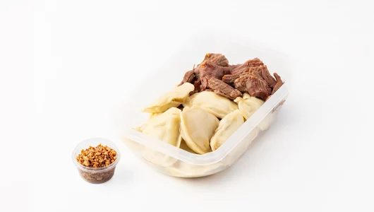 Щечки томленые с&nbsp;варениками с&nbsp;картофелем и&nbsp;грибами и&nbsp;луком фри