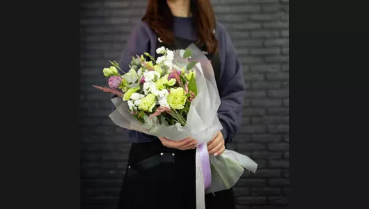 Сборный букет из&nbsp;эустомы, маттиолы, астромерии и&nbsp;гвоздики