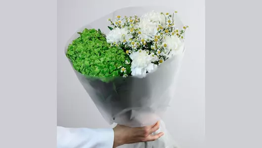 Авторский букет из&nbsp;гортензии, кустовой ромашки и&nbsp;гвоздики "Зелeное поле" FMART by flowwow
