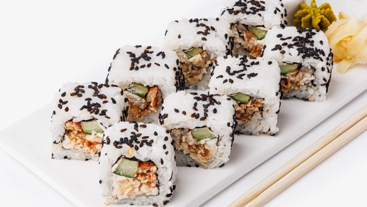 Ролл с речным угрем, творожным сыром и огурцом