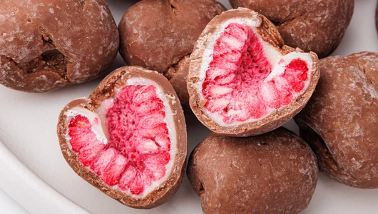 Малина в белом и молочном шоколаде