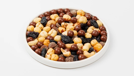 Смесь из орехов, изюма, мармелада и воздушного риса в шоколаде