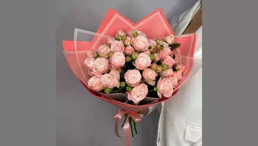 Пионовидная кустовая нежно розовая роза в&nbsp;упаковке FMART by flowwow
