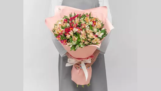 Букет из&nbsp;35 альстромерий нежный микс в&nbsp;оформлении