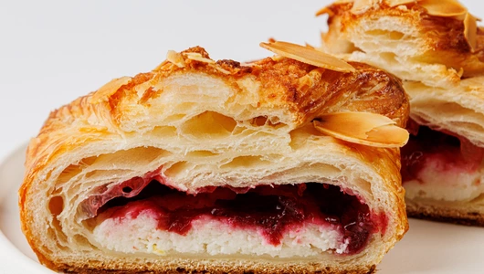 Венгерская ватрушка с творогом и вишней. Пекарня Венгерская ватрушка с творогом и вишней. Пекарня