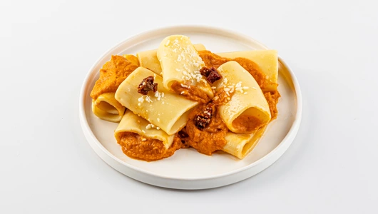 Паста "Паккери Фьордимонте" с помидорами и базиликом