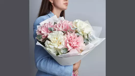 Французские розы и&nbsp;эвкалипт в&nbsp;букете «Зефирка» FMART by flowwow