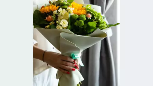 Сборный букет из&nbsp;подсолнухов, хризантемы и&nbsp;матиолы