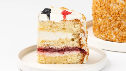 Торт бенто “Мой защитник” клубничный