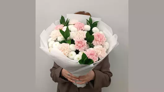 Воздушный букет из&nbsp;кустовой хризантемы и&nbsp;гвоздики FMART by flowwow