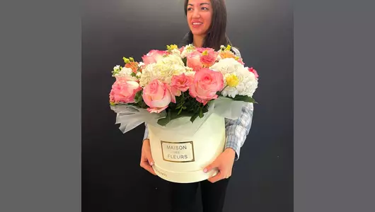 Букет-гигант из&nbsp;роз булевард, маттиолы и&nbsp;эустомы в&nbsp;шляпной коробке